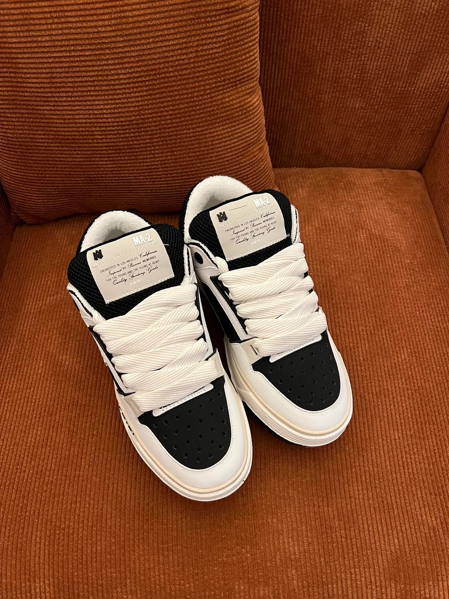 p620💰Men's shoes Amiri Emile's 2023 spring and summer new MA-1 bread shoes, couple models, casual sports shoes, sneakers Amiri gave up the rock punk style in the new season and used a large number of unsaturated colors, Morandi tones, whether you see or wear them, it will make people very happy. The large tongue of the bread shoes continues, shortens the length of the shoe body, thickens the midsole, and the toe part is more rounded. Amiri's brand letters and MA logo appear on the side of the shoe. Fabric: Original customized imported first-layer cowhide + mesh. Lining: Original customized breathable towel lining. Outsole. Foam combination material. Bottom thickness: 4CM. Size: Men's 39-45